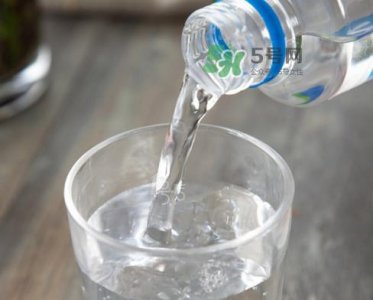 ​苏打水可以治痛风吗？苏打水可以降尿酸吗