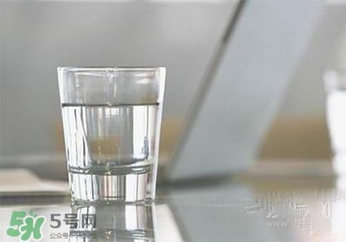 高血压早上能喝盐水吗？高血压早上喝盐水的好处？