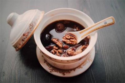 ​桂圆红枣汤能加蜂蜜吗 桂圆红枣汤放红糖还是冰糖