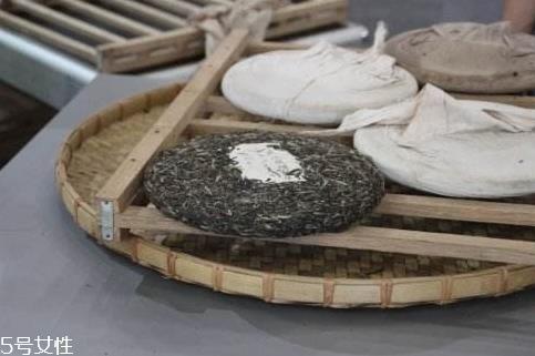 茶饼怎么弄碎图解 两招解决