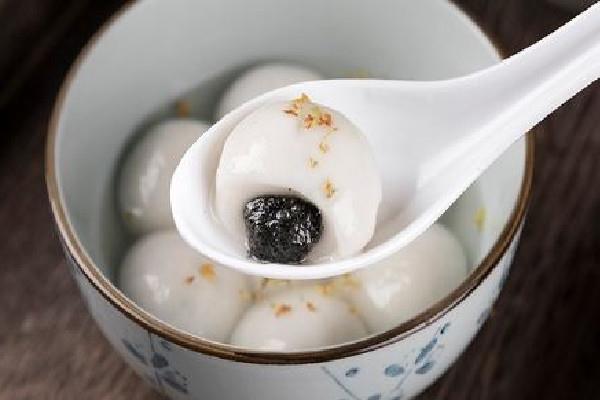 汤圆煮不熟有一半白怎么办 汤圆煮几分钟就可以吃了