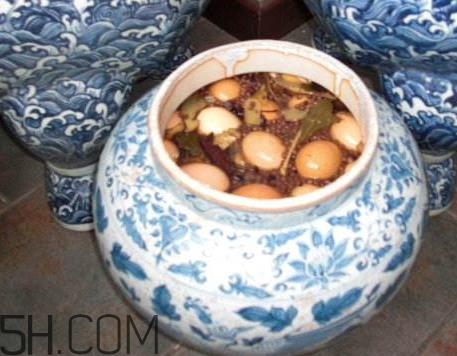 咸鸡蛋发黑还能吃吗 咸鸡蛋蛋黄黑黑的能吃吗
