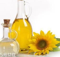 茶油能炒菜吗 纯正茶油炒菜更好