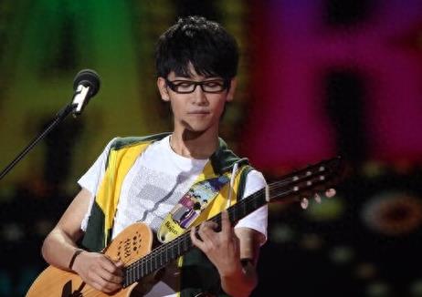 快男牙套小王子谭杰希近照，整容换脸还改名，家住豪宅留学加拿大