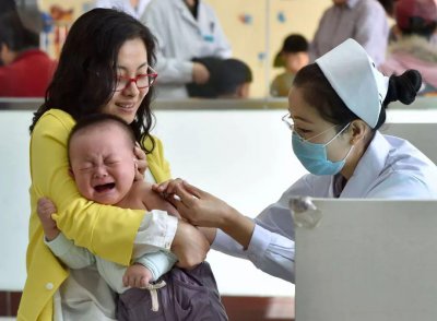 ​疫苗事件引爆朋友圈，家长狂翻孩子疫苗本……内幕更触目惊心！