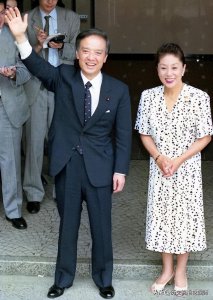 ​日本历任首相夫人：麻生太郎43岁结婚，妻子是首相之女；小泉离异