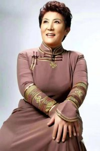 ​歌唱家德德玛：带两个儿子改嫁，曾因脑溢血偏瘫，现在过得怎么样