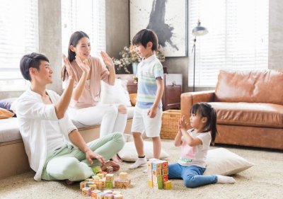 ​爸爸搂着女儿睡觉，身后儿子表情亮了，网友：儿子不会是捡来的吧