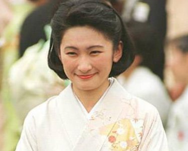 ​纪子头戴王冠亮相！隐忍29年熬成太子妃，高龄剖腹产子太高明