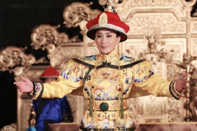 ​陈亚兰《嘉庆君》霸气龙袍上身！翠玉首饰藏杨丽花惊喜