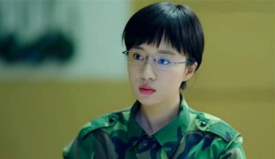 ​她是剧中不苟言笑的妖刀！可是生活中的她美炸了，好吗？