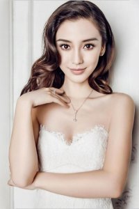 ​Angelababy早年素颜照曝光，干瘦黝黑像排骨，化妆师也下得去手