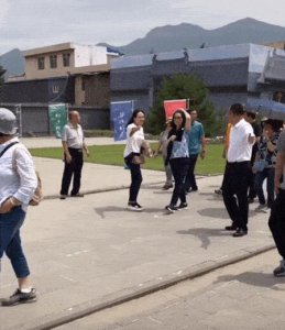 ​成龙66岁妻子林凤娇现身，逆天长腿吸睛，风韵犹存气质不输当年
