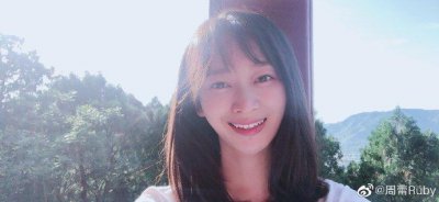 ​王治郅29岁妻子周蕾近况，笑容温暖很自信，外出不见大郅身影