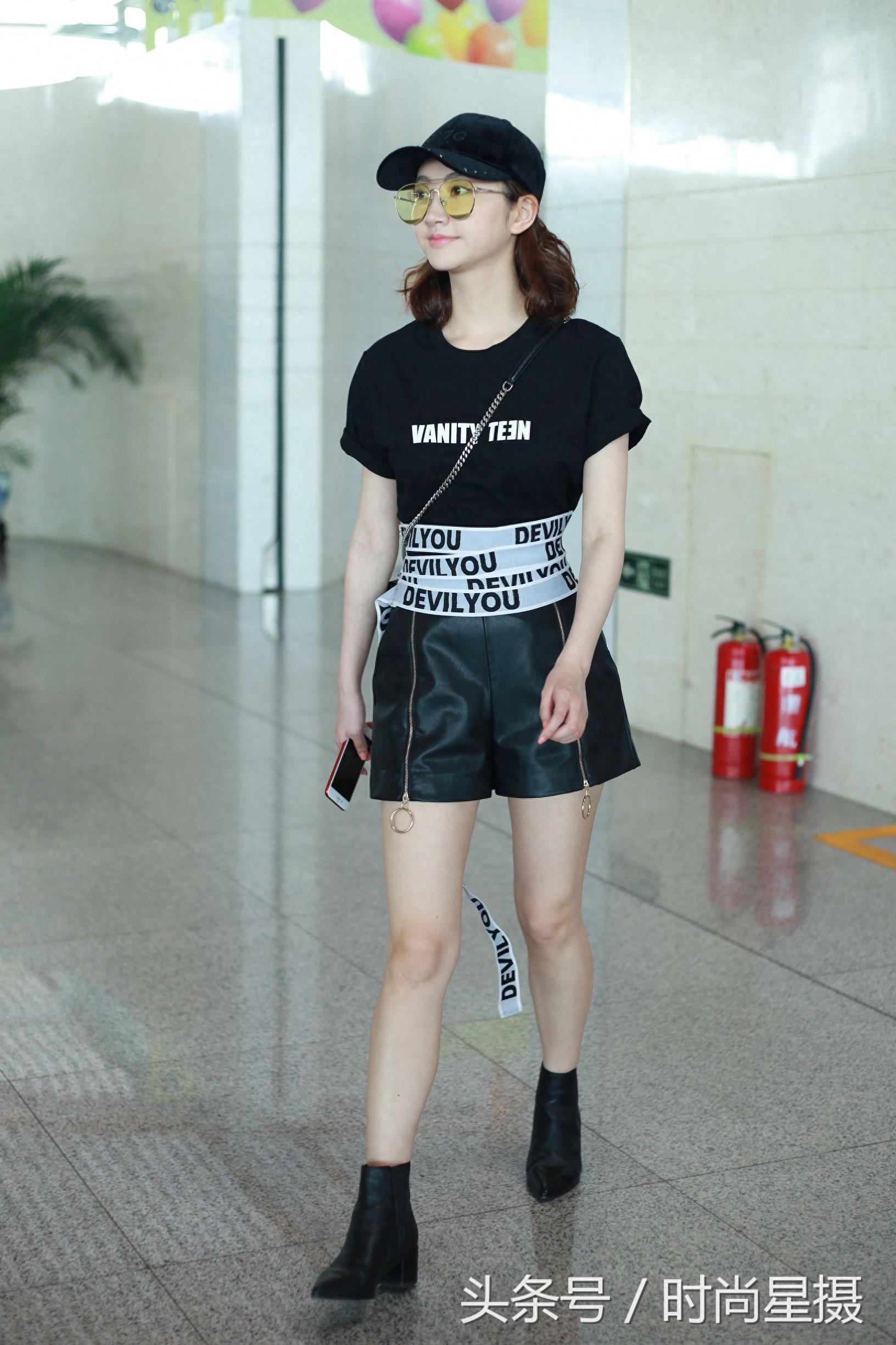 景甜现身机场露腿让人大饱眼福，乖乖女的样子太可爱了
