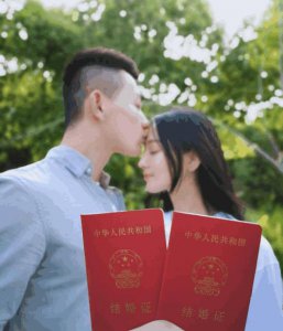 ​张馨予何捷婚礼上竟然蹲地上吃盒饭！一句话道破原因怒撒狗粮