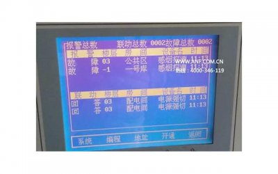 ​狮子男对金牛女很上头，金牛手牵女友眼盯妹、狮子随时放胆看