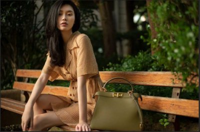 ​奚梦瑶母亲：与亲家合照像保姆，女儿生赌王长孙成人生赢家