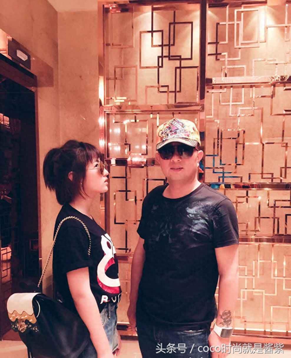 16岁张子枫与爸爸同框搞怪，模样很相似，手臂上的纹身好吓人啊