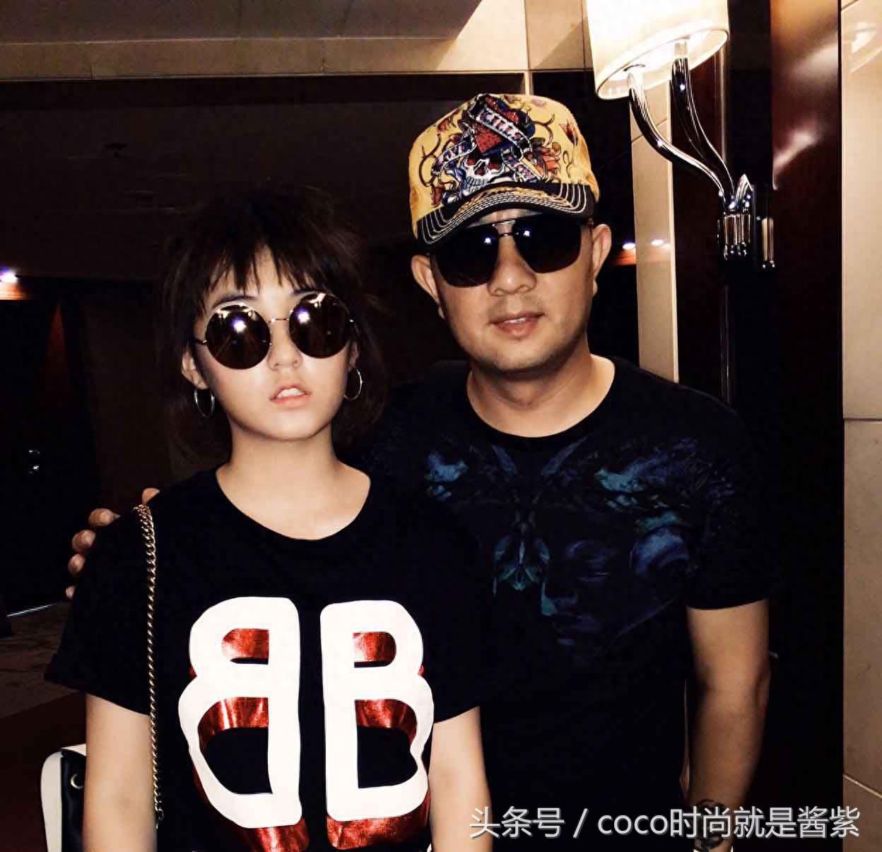 16岁张子枫与爸爸同框搞怪，模样很相似，手臂上的纹身好吓人啊