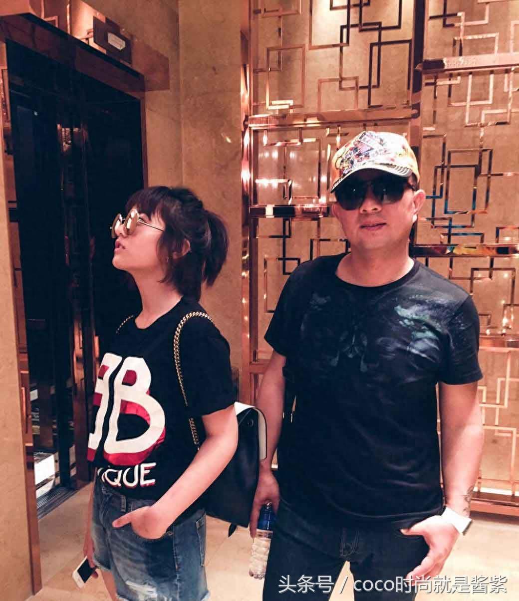16岁张子枫与爸爸同框搞怪，模样很相似，手臂上的纹身好吓人啊
