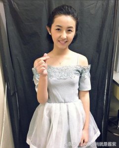 ​16岁张子枫与爸爸同框搞怪，模样很相似，手臂上的纹身好吓人啊