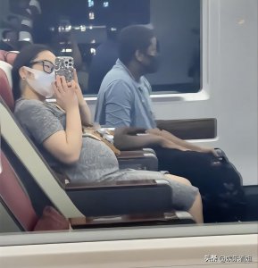 ​20岁网红周周官宣生女，非洲老公亲自接生，宝宝皮肤雪白引争议