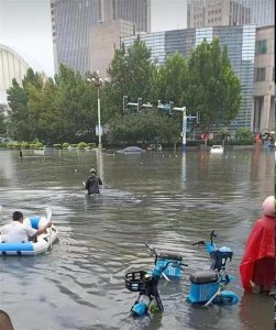 ​石家庄凌晨暴雨致内涝，商户：积水最深达2米，多台车辆漂浮
