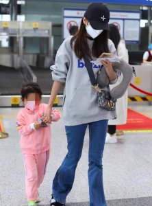 ​颖儿牵手女儿现身机场，小月亮身材高挑长相清秀，眉眼神似付辛博