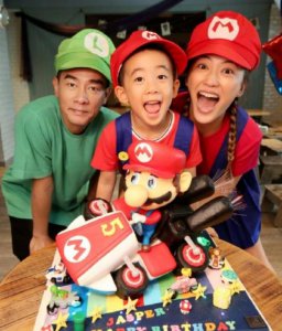 ​陈小春首次公布小儿子正面照！网友：大眼睛大嘴巴一看就是随妈