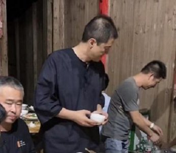 ​李亚鹏近况曝光，现身农村吃席，头发稀疏略显疲惫