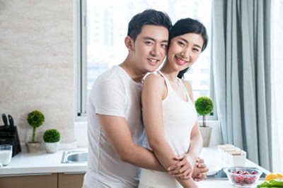 ​老公出差两个月回家，邻居偷偷告诉他我的秘密，他听后夸我做得好