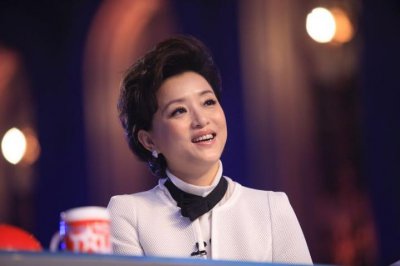 ​杨澜20岁女儿罕曝光，长发飘飘穿短裤长腿吸睛，而丈夫颜值差太远