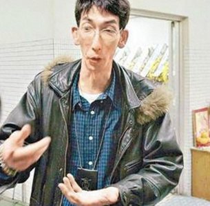 ​《鹿鼎记》里的胖头陀，如今穷困潦倒、靠募捐葬母