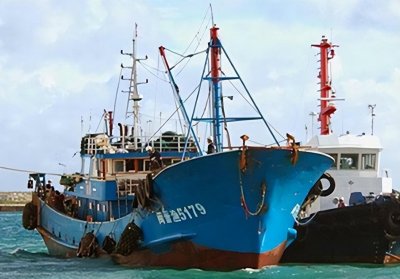 ​12年前日本军舰越界，我国渔船霸气一撞，把日本海军尊严撞个稀碎