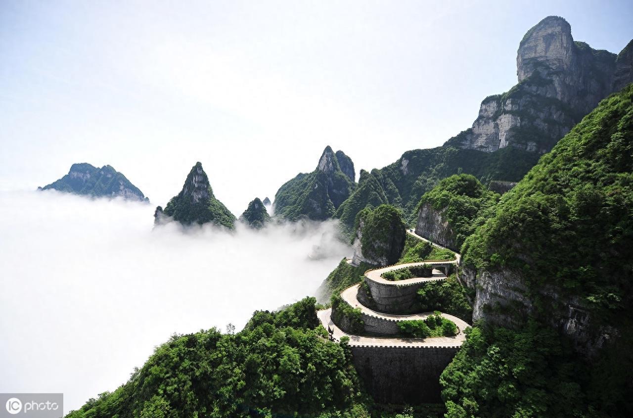 张家界最大的亮点在于优美景色，当地三宝葛根粉、蕨根粉、岩耳