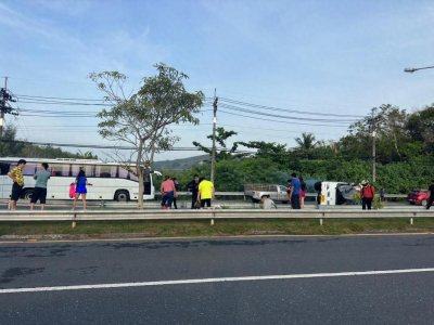 ​突发！一辆载有中国游客的巴士在泰侧翻