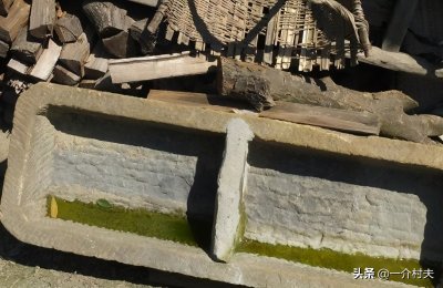 ​有人高价回收旧缝纫机，每台最低300块，老农：这赚啥钱？