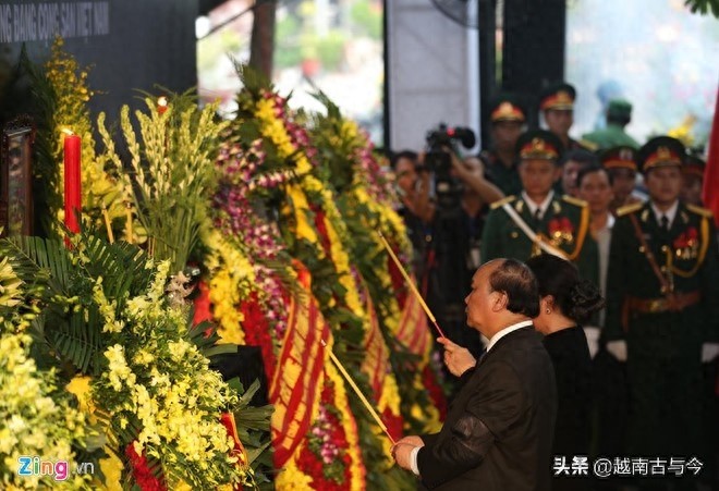 越南前主席黎德英葬礼隆重举行，阮春福称赞黎生前解放柬埔寨