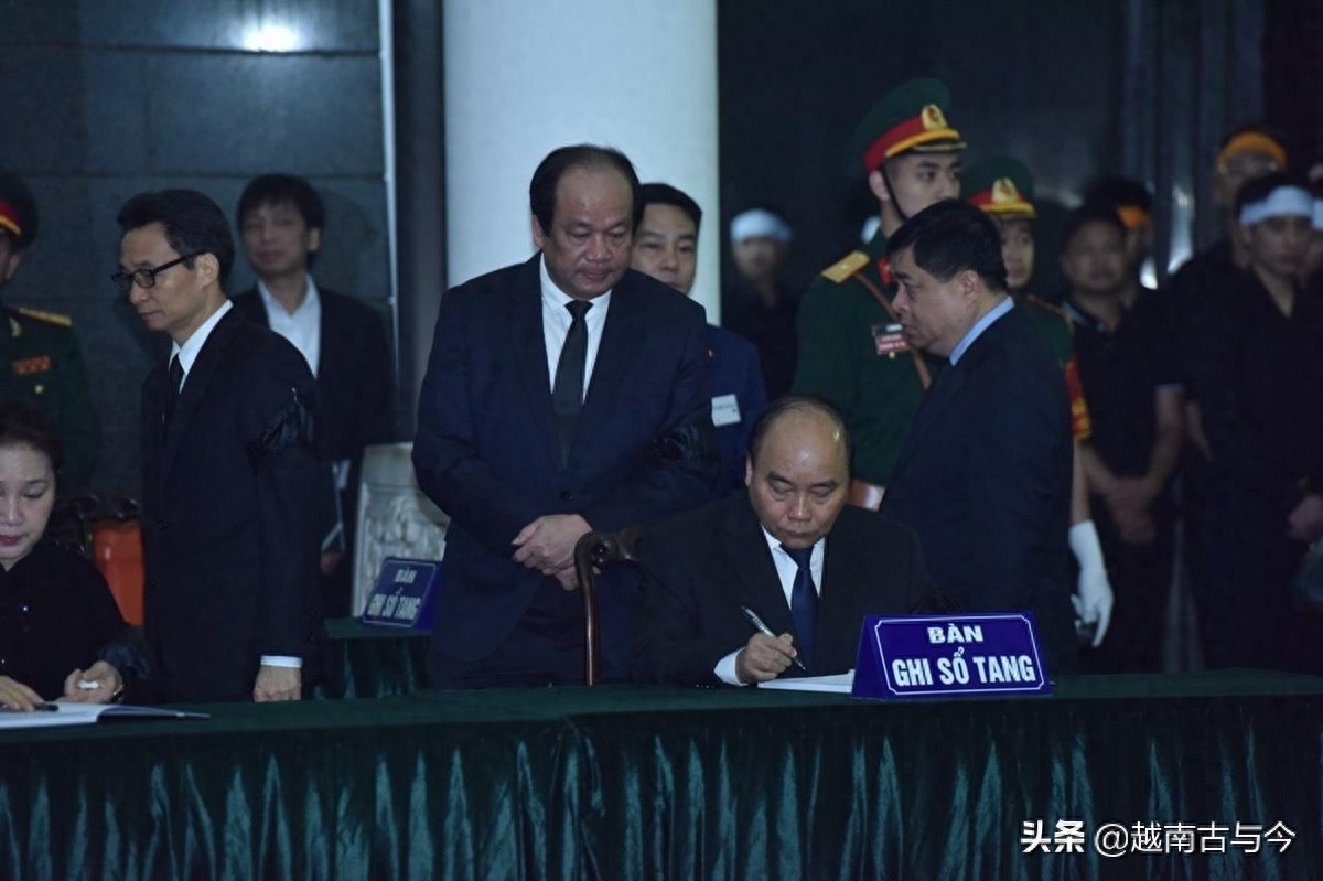 越南前主席黎德英葬礼隆重举行，阮春福称赞黎生前解放柬埔寨