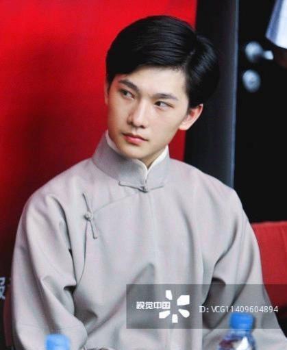 “狗啃”刘海才火，杨洋又剪了新发型，帅得更明显了