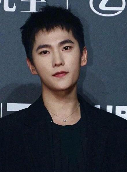 “狗啃”刘海才火，杨洋又剪了新发型，帅得更明显了