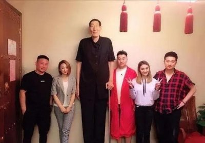 ​中国第一巨人鲍喜顺：比姚明还高10厘米，儿子14岁身高就超1.7米
