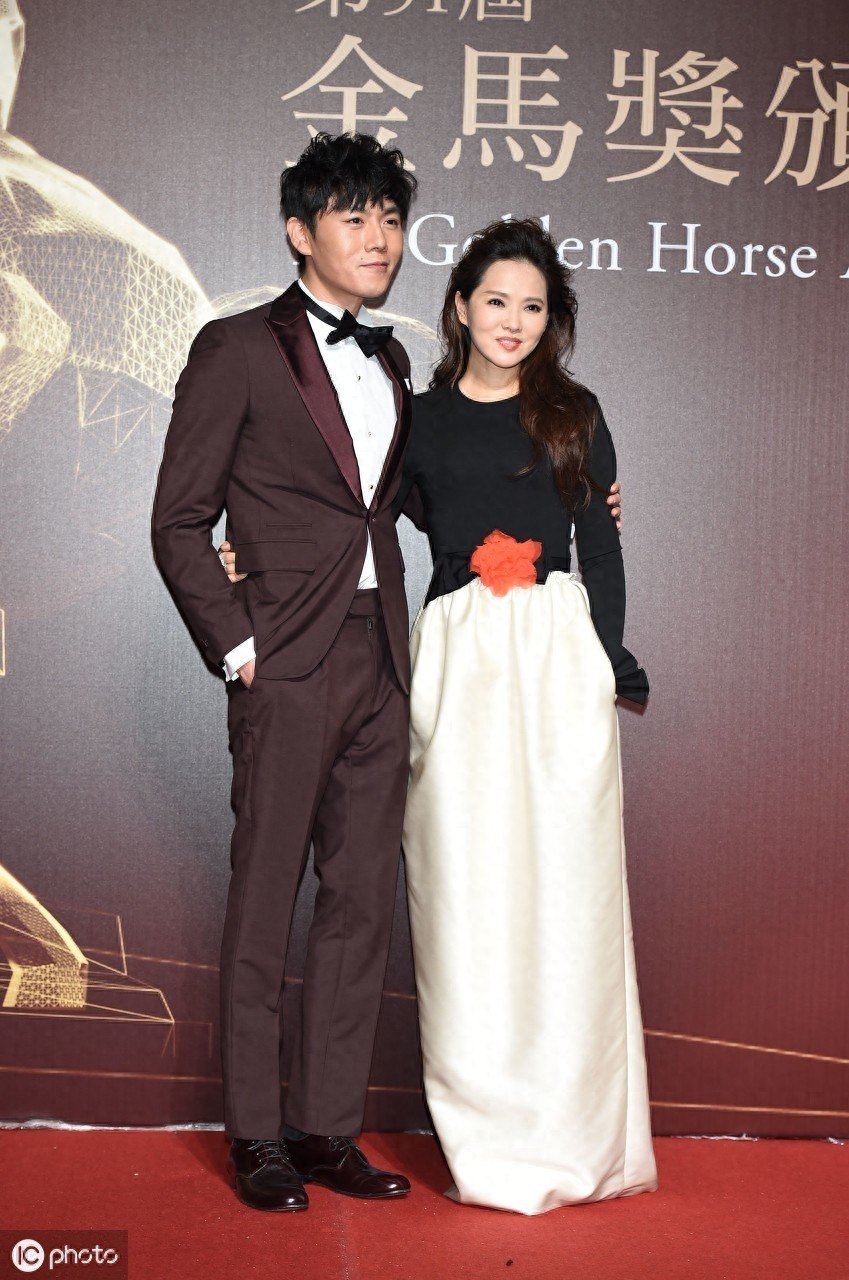 秦昊的老婆伊能静，风韵犹存