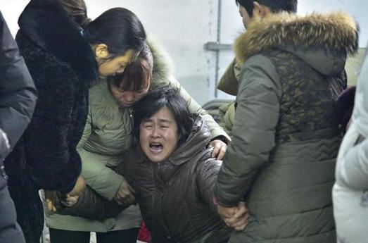 “小辉辉”夫妻已下葬，儿子没流泪不愿守灵，网友却说：别怪他！