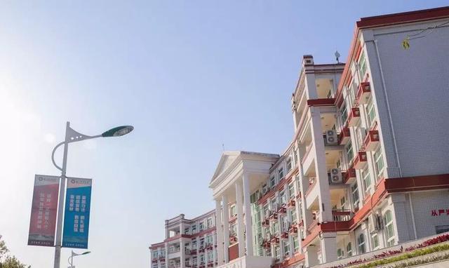 泉州这座山上的学校，除了8个食堂，还有这些鲜为人知的真相……