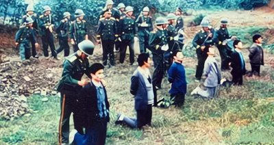 90年代枪决死刑犯真实影像,四名犯人不以为然,其中一人被补枪