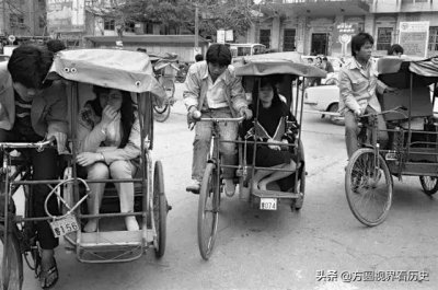80年代老照片,厦门鼓浪屿,街边的食客,打牌的老人,写生的画家