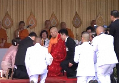 北京“佛牙舍利”抵泰国,泰王参拜并跪谢中国高僧