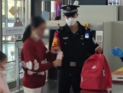 除夕里的平安“警色” 铁警10分钟为旅客找回失物
